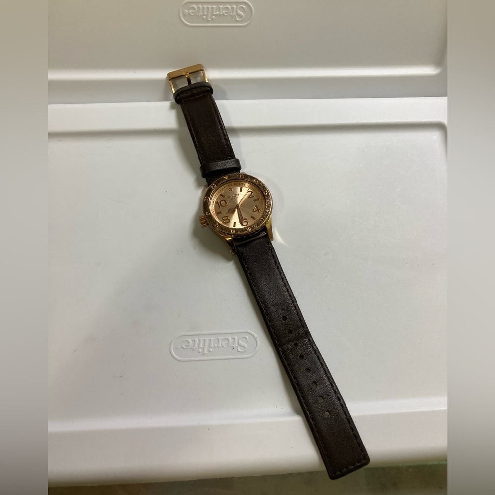Nixon The 38-20, Refined, rose gold tones with brown leather strap, new battery - Picture 3 of 12
